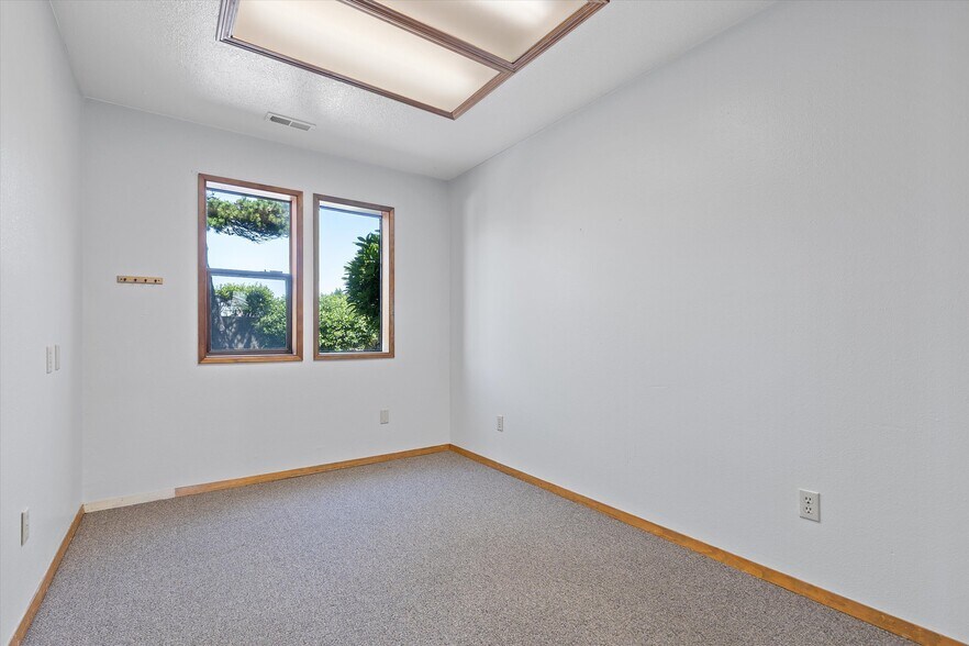 More Photos Of 1140 Ne Highway 101, Lincoln City Office For Sale