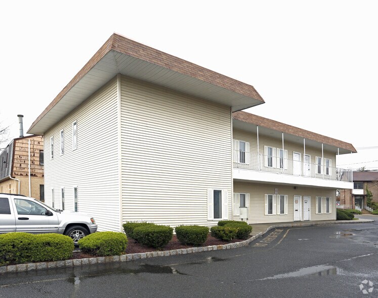 More Photos Of 17 Brant Ave, Clark Office For Lease