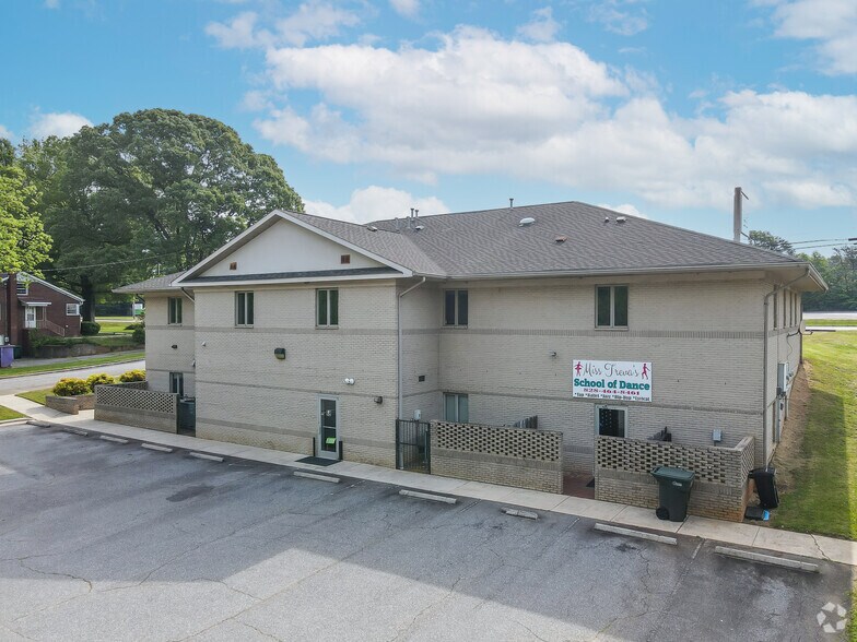 More Photos Of 2180 Northwest Blvd, Newton Medical For Sale