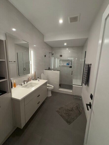 More Photos Of 72 Otis St, West Babylon Flex For Sale