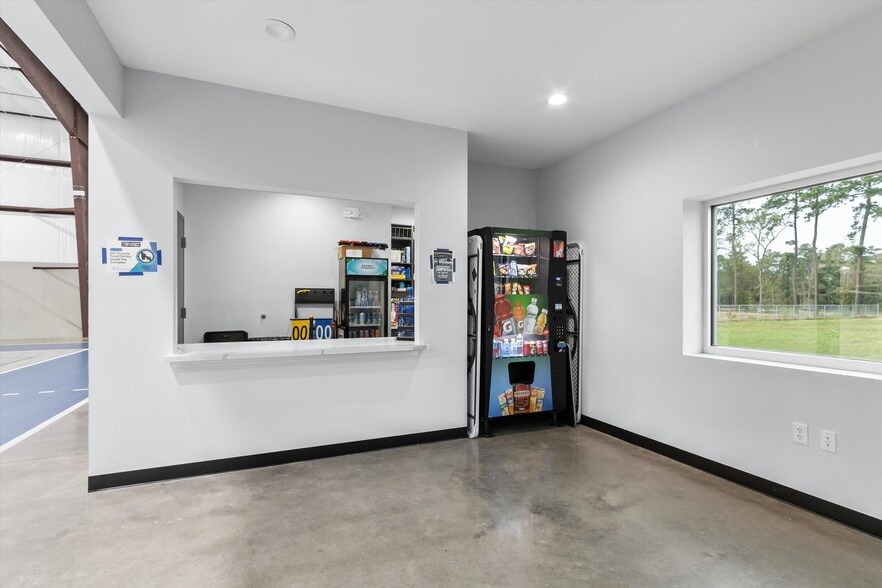 More Photos Of 12110 Old Montgomery Rd, Willis Light Distribution For Sale