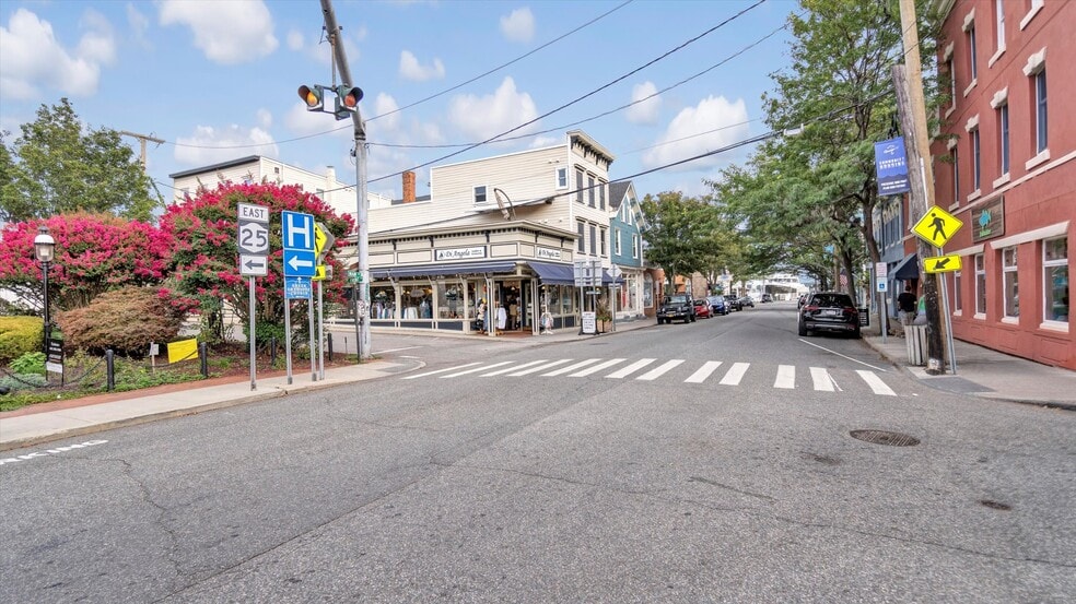 More Photos Of 14 Front St, Greenport Freestanding For Lease
