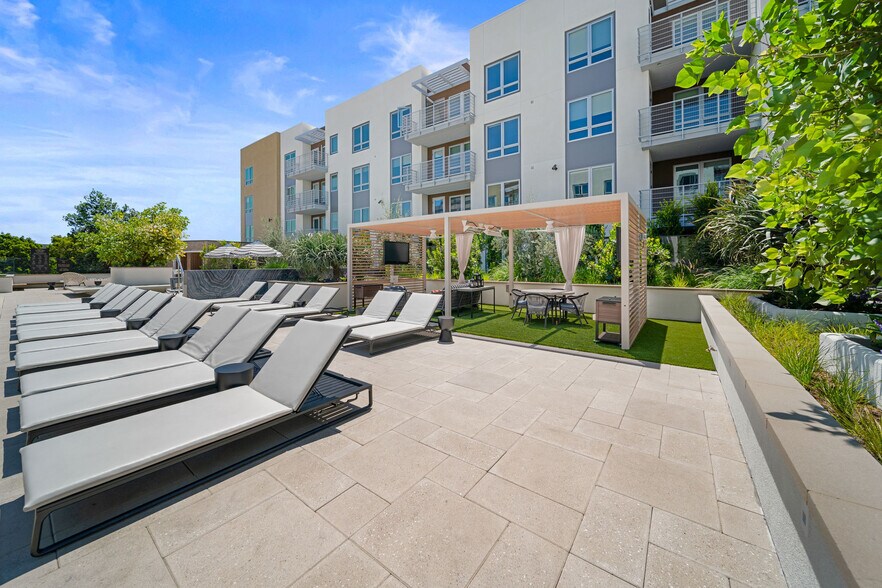 More Photos Of 585 Anton Blvd, Costa Mesa Apartments For Lease