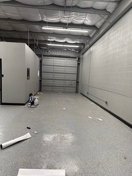 More Photos Of 827-863 N IH 35, New Braunfels Warehouse For Lease