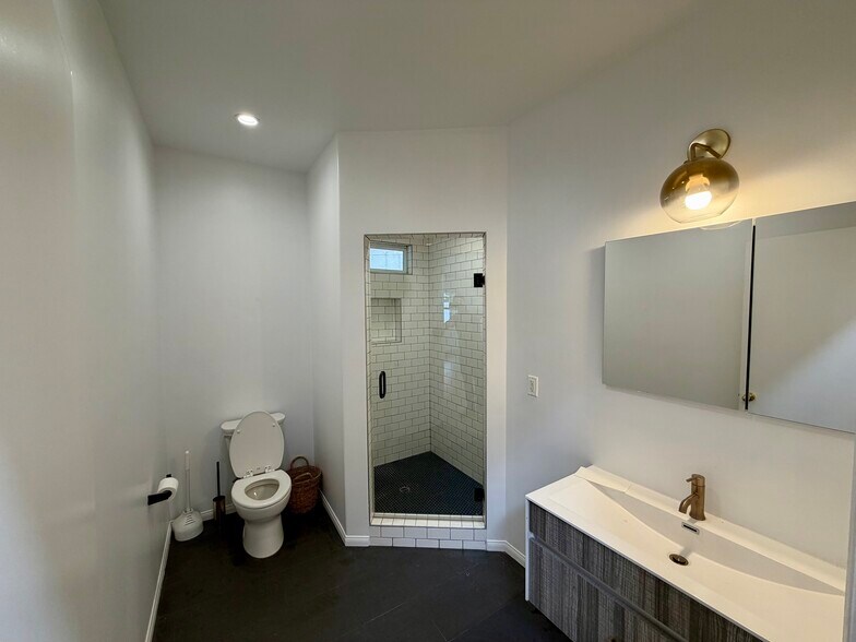 More Photos Of 798 Main St, Venice Storefront Retail Office For Lease