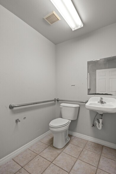 More Photos Of 1211 SW 17th St, Ocala Freestanding For Lease