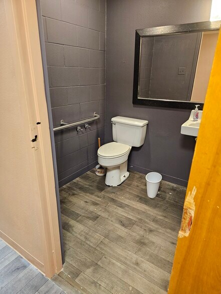 More Photos Of 103 S Fannin Ave, Cameron Office For Lease