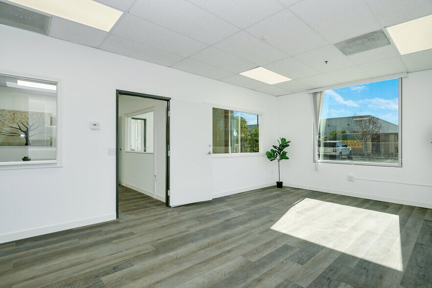 More Photos Of 8594 Siempre Viva Rd, San Diego Manufacturing For Lease