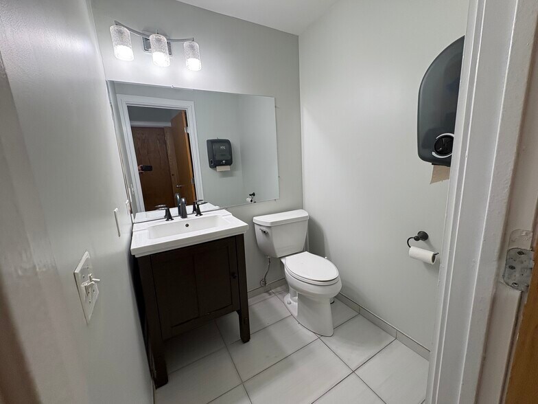 More Photos Of 2716 N Ashland Ave, Chicago Office Residential For Sale