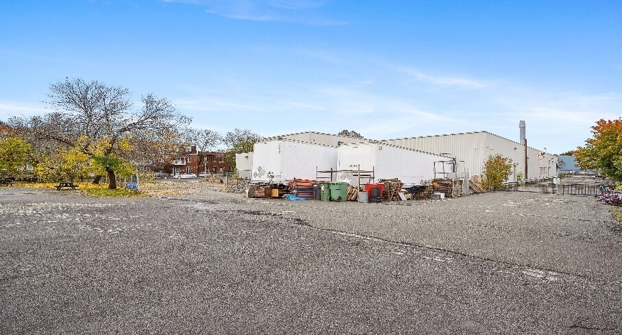 More Photos Of 3075 Rue Sainte-Catherine E, Montréal Warehouse For Lease