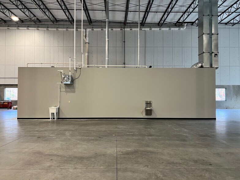 More Photos Of 110 Tradeport Dr, Windsor Distribution For Lease