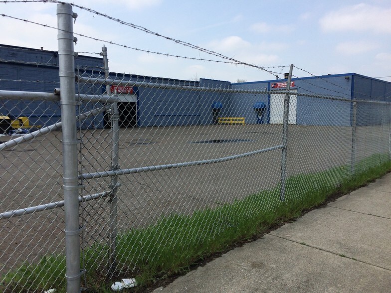 More Photos Of 15300 Fullerton St, Detroit Warehouse For Sale