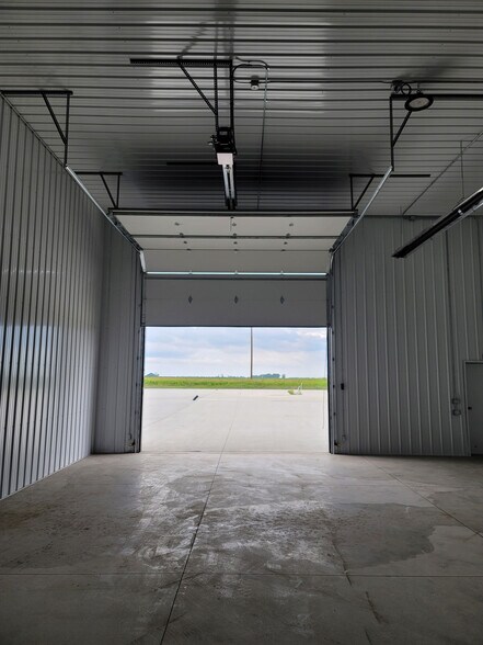 More Photos Of 401 Snyder Dr - Building C, Huxley Flex For Sale
