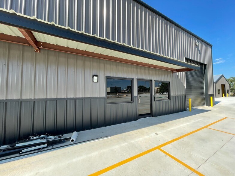 More Photos Of 606 Mill Run, Kerrville Warehouse For Lease