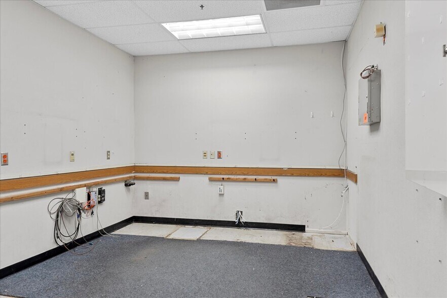 More Photos Of 920 E North Grand Ave, Springfield Freestanding For Lease