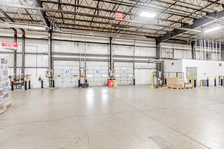 More Photos Of 999 Boundary Rd, Oshawa Warehouse For Lease