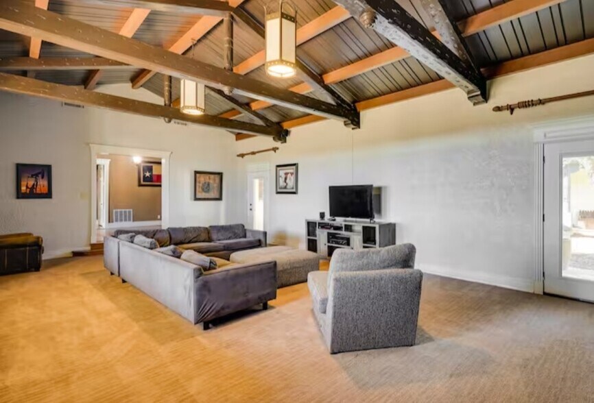 More Photos Of 2070 SW Loop 338, Odessa Specialty For Lease