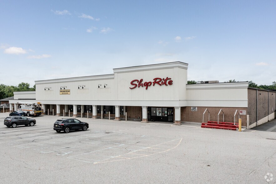 More Photos Of 814 River Rd, New Milford Supermarket For Lease