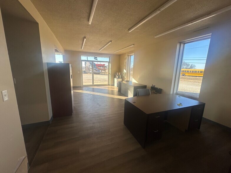 More Photos Of 2301 Memorial Hwy, Council Bluffs Warehouse For Lease