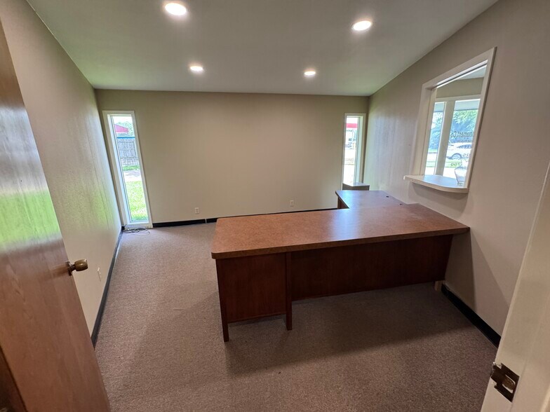 More Photos Of 1208 S Chestnut St, Lufkin Showroom For Sale