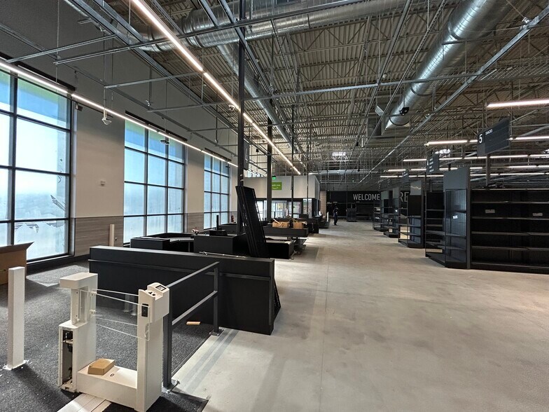 More Photos Of 1000-1074 US Highway 9, Parlin General Retail For Lease