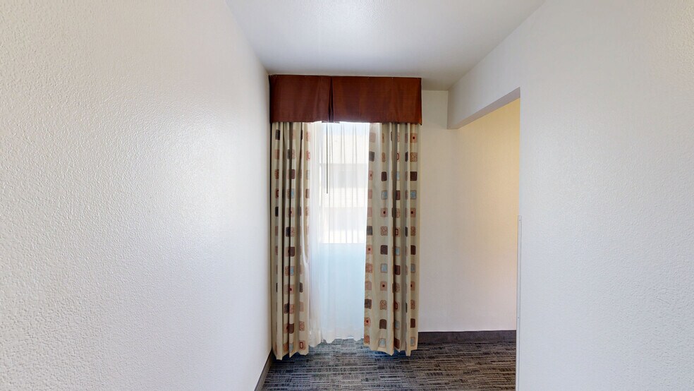 Primary Photo Of 101 128th St SE, Everett Hotel For Sale