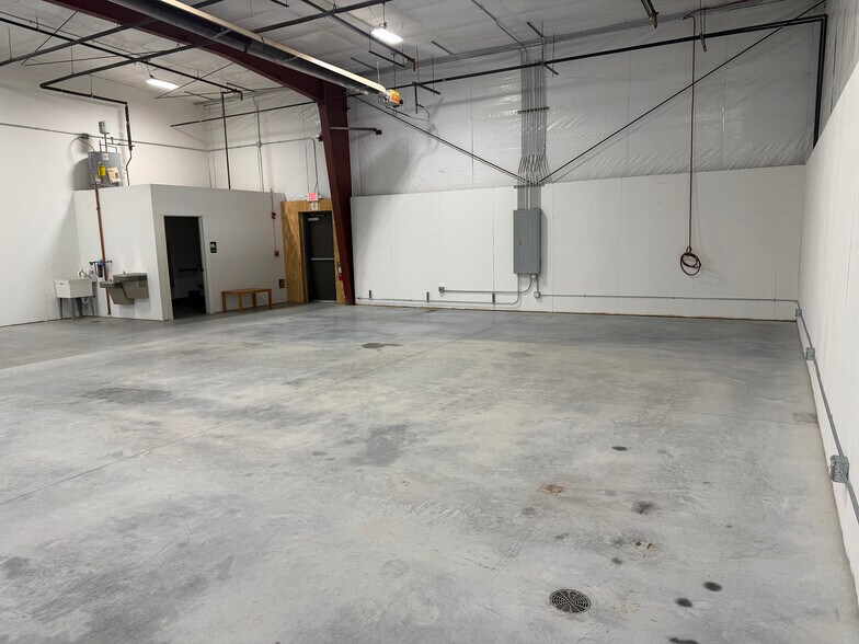 More Photos Of 214 W South St, Elburn Industrial For Lease
