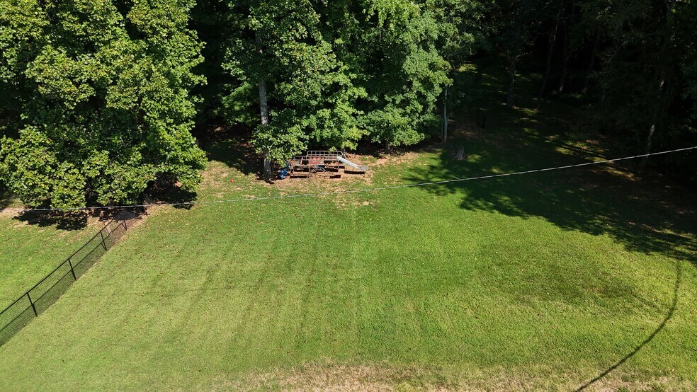More Photos Of 115 W Concord Dr, Clarksville Flex For Sale