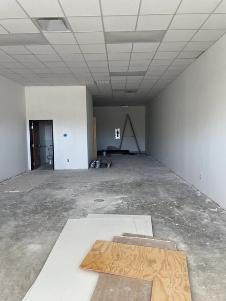 More Photos Of 2531 W Ledbetter Dr, Dallas Freestanding For Lease