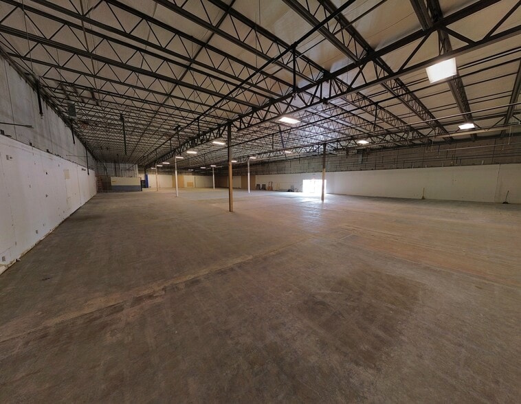 More Photos Of 1000 Elmwood Park Blvd, Elmwood Distribution For Lease