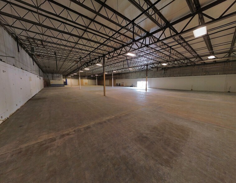 More Photos Of 1000 Elmwood Park Blvd, Elmwood Distribution For Lease