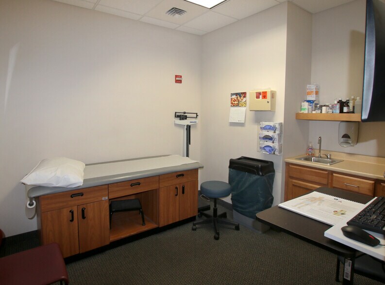 More Photos Of 16 Pelham Rd, Salem Medical For Sale