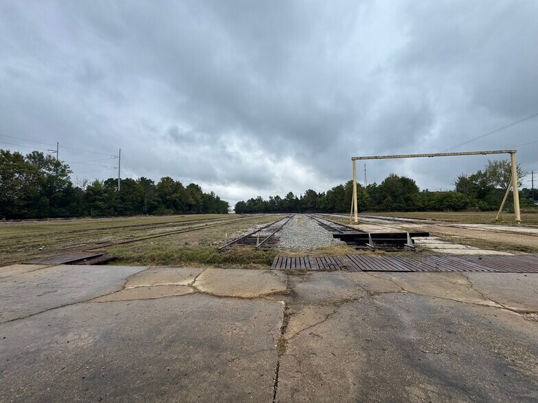 More Photos Of 1219 S Elm St, Hodge Service For Sale