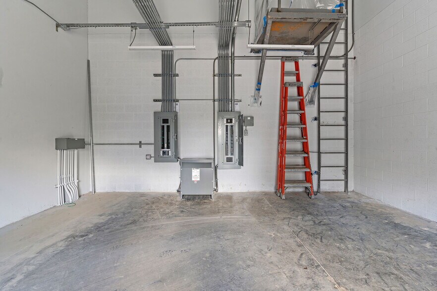 More Photos Of 100 Spontex Dr, Columbia Warehouse For Lease