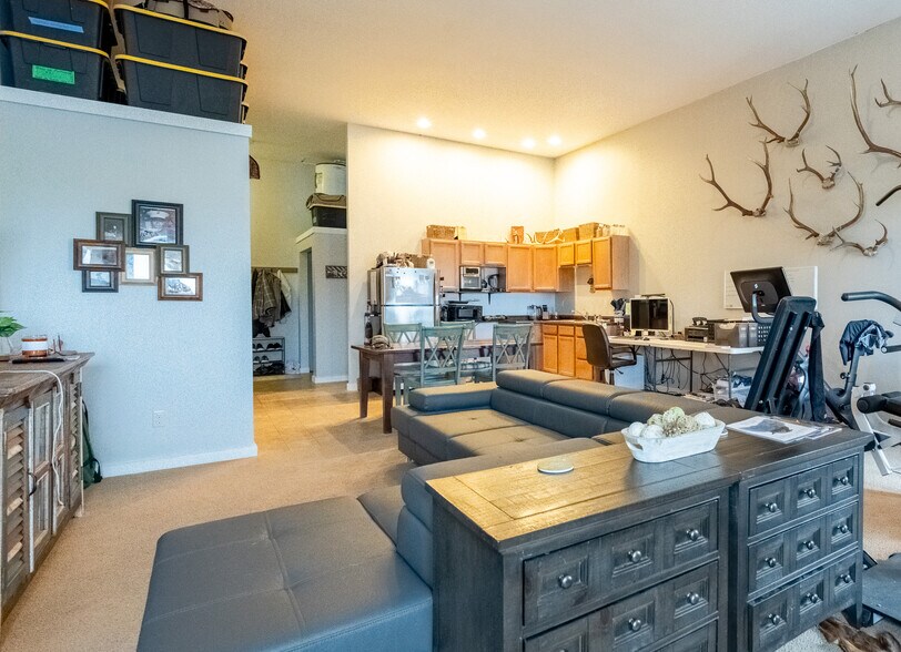 More Photos Of 211 Jetway Dr, Belgrade Flex For Sale