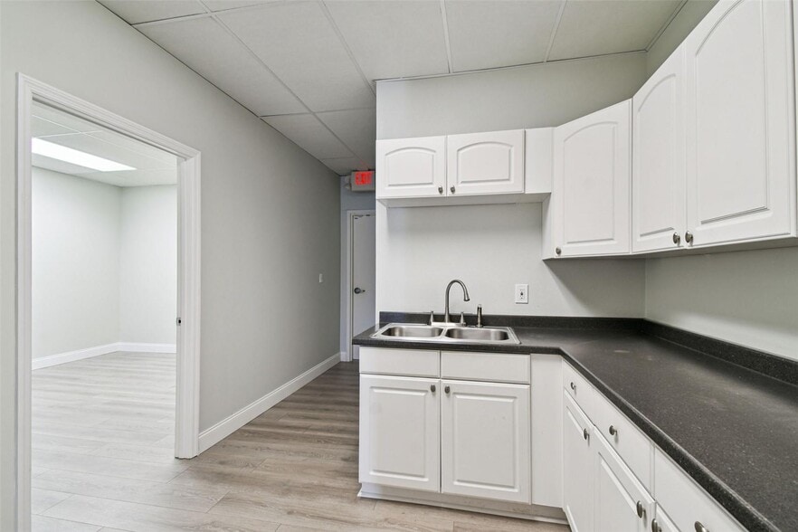 More Photos Of 5404 Hoover Blvd, Tampa Medical For Sale