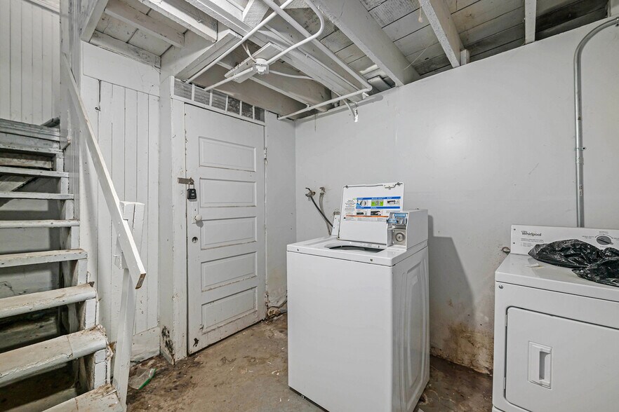 More Photos Of 2501 Poppleton Ave, Omaha Apartments For Sale