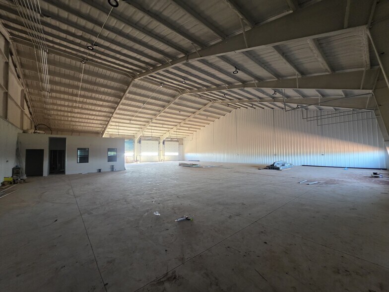 More Photos Of 13530 Pine St, Edmond Flex For Lease