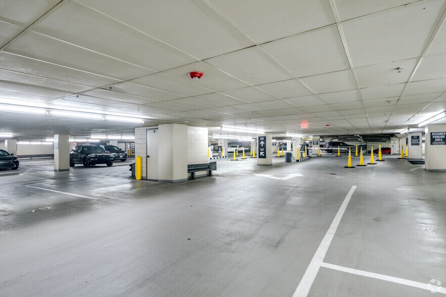 More Photos Of 330 E Kilbourn Ave, Milwaukee Office For Lease