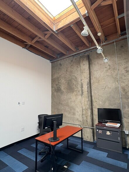 More Photos Of 711 SE Ankeny St, Portland Office For Lease