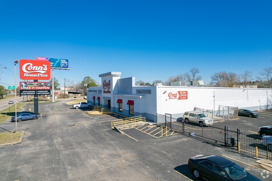 More Photos Of 9700 North Fwy, Houston General Retail For Sale