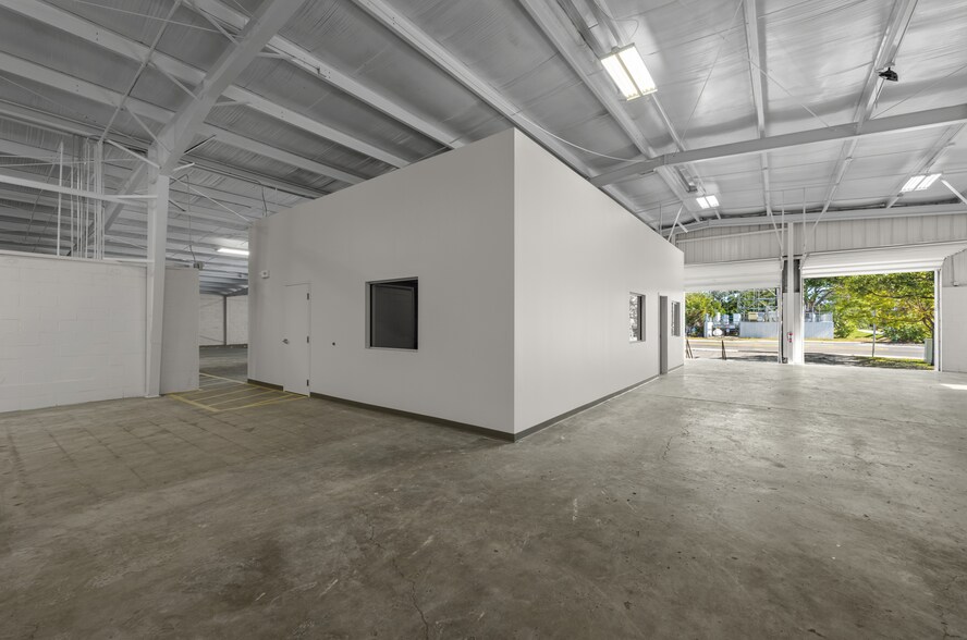 More Photos Of 5007 S Westshore Blvd, Tampa Warehouse For Lease
