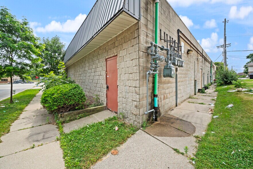 More Photos Of 7311-7321 N Teutonia Ave, Milwaukee Freestanding For Sale