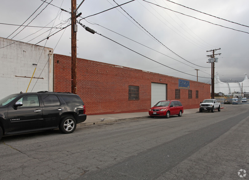 More Photos Of 801 N Lake St, Burbank Warehouse For Lease