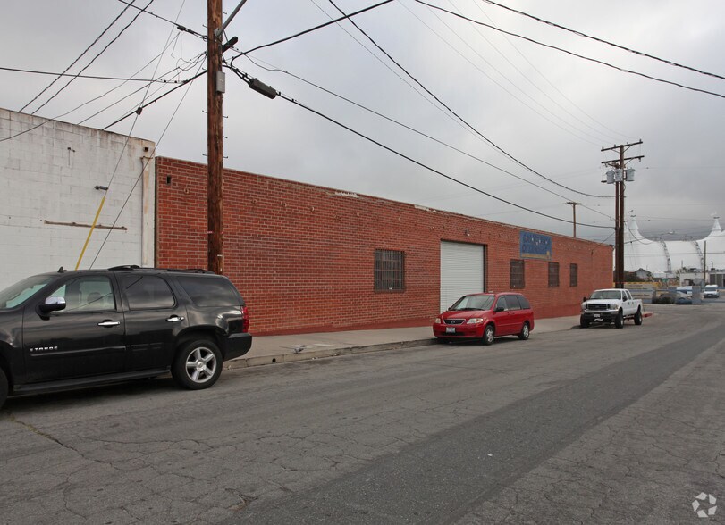 More Photos Of 801 N Lake St, Burbank Warehouse For Lease