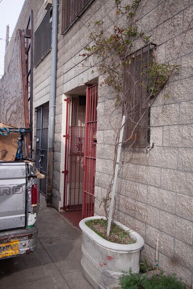 More Photos Of 1190 Shafter Ave, San Francisco Warehouse For Sale