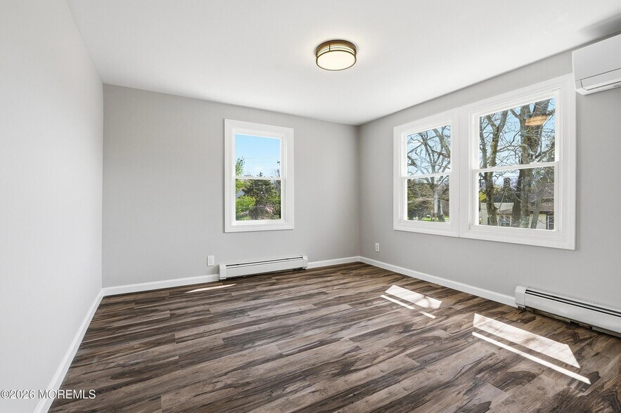 More Photos Of 75 Main St, Waretown Flex For Sale