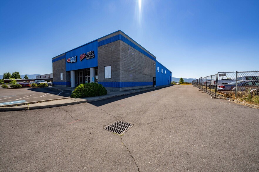 More Photos Of 3755 Crater Lake Hwy, Medford Freestanding For Sale