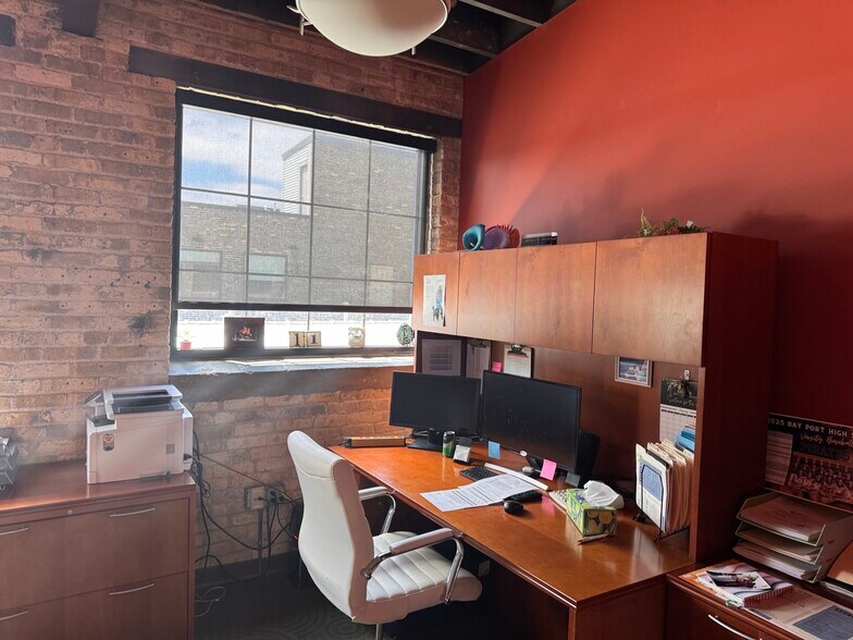 More Photos Of 3618 W Pierce St, Milwaukee Storefront Retail Office For Lease