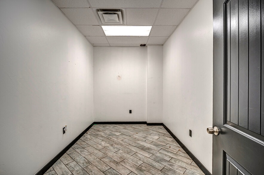 More Photos Of 1831 Industrial Blvd, Norman Service For Sale